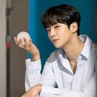 Rowoon meraih popularitasnya dengan pesat sejak membintangi drama Korea Extraordinary You, di mana dirinya dikisahkan sebagai karakter webtoon. Vokalis grup SF9 ini akan membintangi drama Korea Yeonmo yang tayang pada bulan September 2021. Foto: dok FNC Entertainment