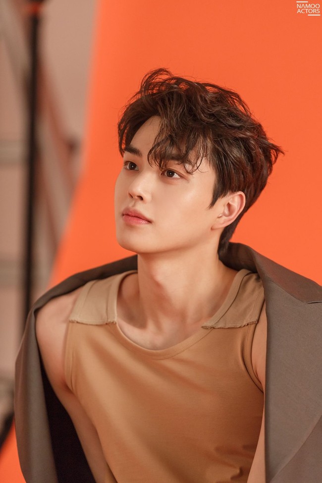 Aktor kelahiran 1994 ini meraih popularitasnya lewat drama Korea Love Alarm. Song Kang kerap berperan sebagai sad boy. Namun, penggemar dapat melihat sisi lainnya yang jago tarik ulur sebagai Jae Eon dalam drama Korea Nevertheless. Foto: dok Namoo Actors
