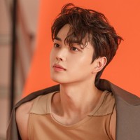 Aktor kelahiran 1994 ini meraih popularitasnya lewat drama Korea Love Alarm. Song Kang kerap berperan sebagai sad boy. Namun, penggemar dapat melihat sisi lainnya yang jago tarik ulur sebagai Jae Eon dalam drama Korea Nevertheless. Foto: dok Namoo Actors