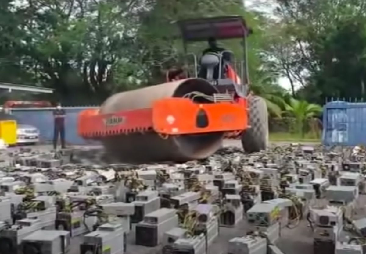 Ribuan Alat Penambangan Bitcoin Dilindas Pakai Stoom