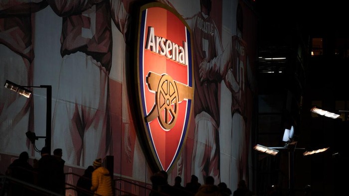 LONDON, ENGLAND - DECEMBER 05: The logo of Arsenal FC is seen prior to the Premier League match between Arsenal FC and Brighton & Hove Albion at Emirates Stadium on December 05, 2019 in London, United Kingdom. (Photo by Mike Hewitt/Getty Images)