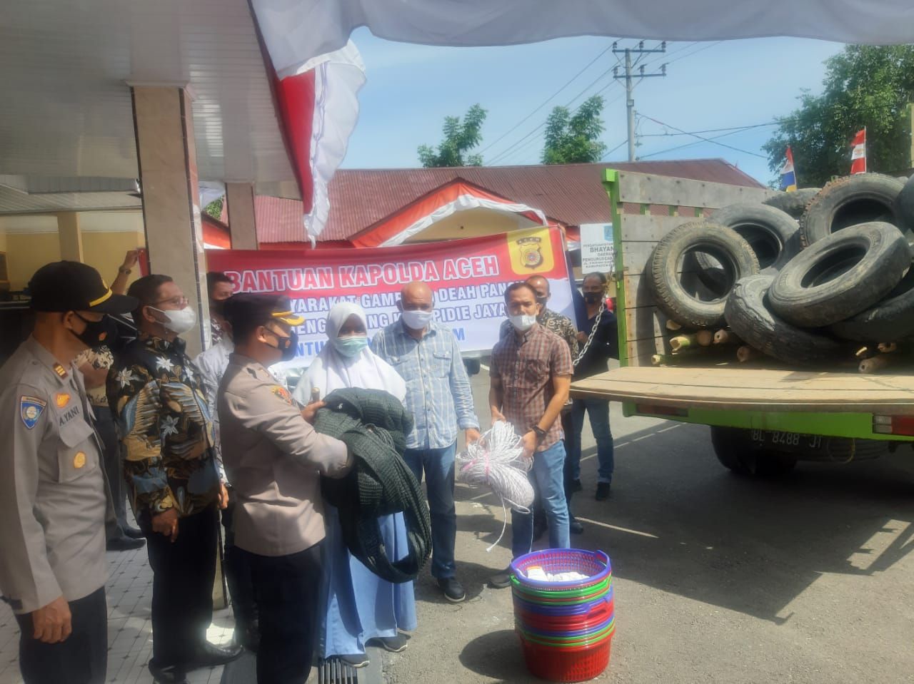Ban bekas untuk bantu petani tiram di Aceh (dok. Polda Aceh)