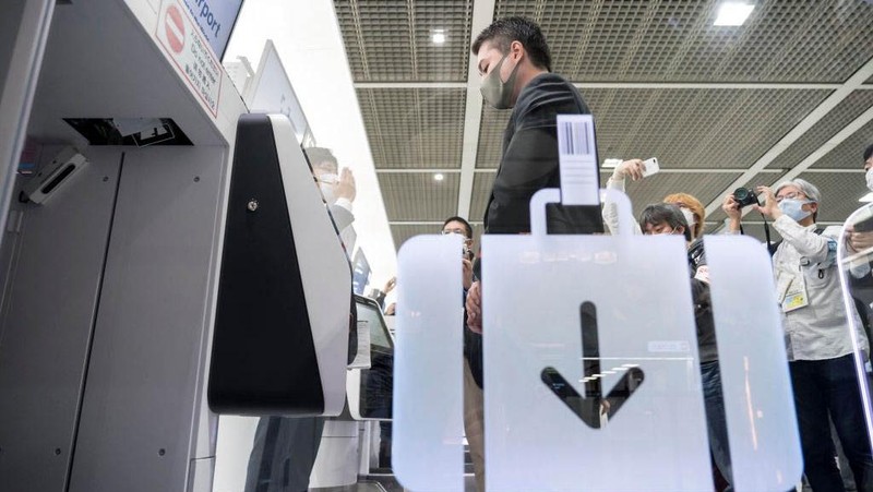 Bandara Narita Jepang menguji coba teknologi face express atau pengenalan wajah untuk penumpang internasional. Jadi paspor dan tiket penerbangan tidak dibutuhkan.