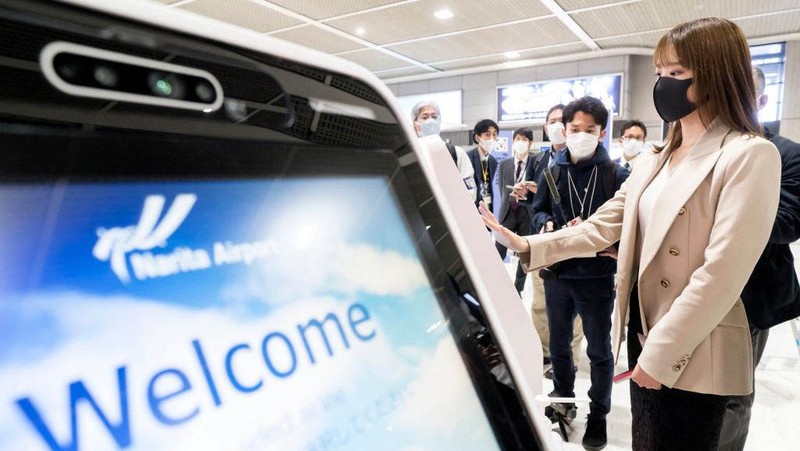 Bandara Narita Jepang menguji coba teknologi face express atau pengenalan wajah untuk penumpang internasional. Jadi paspor dan tiket penerbangan tidak dibutuhkan.
