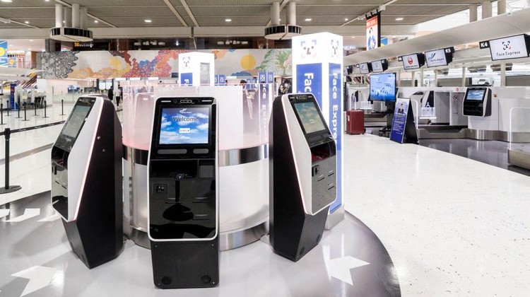 Bandara Narita Uji Coba Teknologi Pengenalan Wajah Penumpang Bandara Narita Jepang menguji coba teknologi face express atau pengenalan wajah untuk penumpang internasional. Jadi paspor dan tiket penerbangan tidak dibutuhkan.