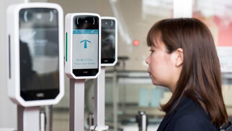 Bandara Narita Jepang menguji coba teknologi face express atau pengenalan wajah untuk penumpang internasional. Jadi paspor dan tiket penerbangan tidak dibutuhkan.