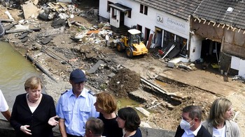 Kanselir Jerman Angela Merkel mengunjung area terdampak banjir parah di area Sculd, Jerman barat. Ia mengucapkan rasa sedih dan berjanji akan bertindak untuk mengatasi banjir serta perubahan iklim. Foto: AP/Boris Roessler