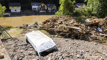 Sebuah mobil van tertelan banjir.  Ilmuwan iklim sudah lama memprediksi emisi gas rumah kaca yang dihasilkan manusia akan memicu lebih banyak banjir, badai, gelombang panas, kekeringan dan situasi ekstrem lainnya. Namun apa yang terjadi belakangan melampaui perkiraan tersebut. Foto: AP/Boris Roessler