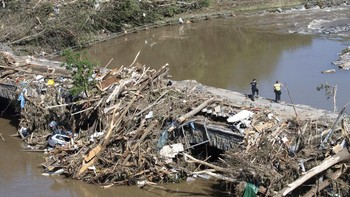 “Saya terkejut begitu jauhnya hujan ini dari rekor sebelumnya,” kata Dieter Gerten, profesor iklim di  Potsdam Institute for Climate Impact Research yang dikutip detikINET dari Guardian. Foto: AP/Boris Roessler