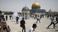 Perang antara Israel dan Palestina kembali memanas pada bulan Mei 2021. Peristiwa dimulai saat Polisi Israel menyerang warga Palestina yang sedang Salat di Masjid Al-Aqsa. AP Photo/Mahmoud Illean  