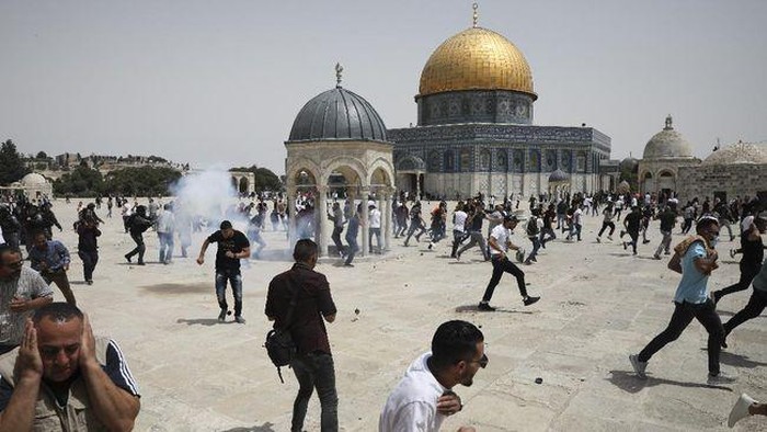Polisi Israel Usir Warga Palestina Salat Zuhur di Al-Aqsa.