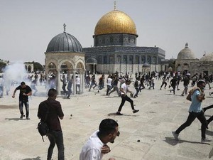 Israel Usir Warga Palestina yang Tengah Salat Zuhur di Al-Aqsa