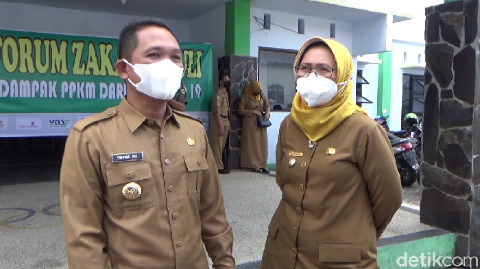 Bupati Lumajang Thoriqul Haq bersama wakilnya Indah Amperawati akan memberikan gaji mereka ke warga yang terdampak PPKM Darurat. Tak hanya gaji, tapi juga termasuk tunjangannya.