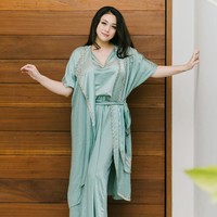 @bunda_naufal_zahran @slimherbalichaannisaofficial dan makan sehat yaaa no carbs dan sugar (emoji hati), kata perempuan berdarah Italia itu. (Foto: Instagram/@celine_evangelista)