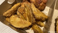 Walau hanya menyandang predikat makanan pelengkap atau side dish. Tapi menu chicken wings dan cajun wedges di Count Three tidak bisa dianggap sepele. Jika biasanya yang lain menyajikan French fries, di sini potongan kentang wedges, dibalut tepung dan digoreng hingga garing.  Foto: detikFood