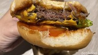 Bagian atas patty dilumuri dengan lelehan keju yang lumer di mulut. Tambahan rasa manis sedikit asam gurih dari saus BBQ, berhasil melengkapi rasa burger klasik yang jadi incaran banyak orang di Count Three. Foto: detikFood