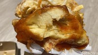 Saat digigit rasa unik renyah dan gurih dari biskuitnya yang paling pertama menyambut lidah. Teksturnya renyah di luar, namun lembut di dalam. Meski namanya biskuit, tapi di Amerika Selatan sendiri, jenis biskuit yang dimakan dengan ayam goreng memiliki lapisan lembut yang mirip seperti roti. Foto: detikFood