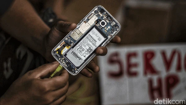 Balada Mal Tutup, Servis HP Turun ke Jalan