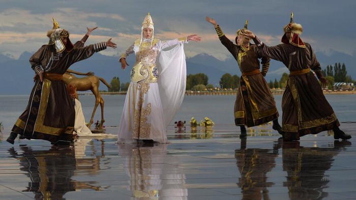 Danau Issyk Kul Kirgistan Jadi Karpet Merah Peragaan Busana Desainer asal Rusia mencoba memadukan peragaan busana dengan keindahan alam Kirgistan yang mempesona.