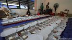 Mengintip Dapur Umum untuk Warga yang Dikarantina