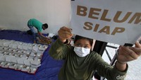 Para relawan tampak sibuk menyiapkan nasi boks yang akan dibagikan kepada warga yang terpapar COVID-19.