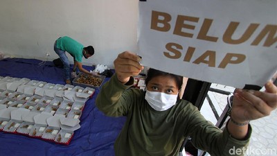 Mengintip Dapur Umum untuk Warga yang Dikarantina