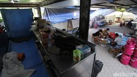 Selain untuk warga yang terpapar, nasi boks itu juga diberikan kepada tenaga kesehatan dan personel yang berjaga di rumah sakit Darurat Benteng Vasterberg dan Solo Technopark.