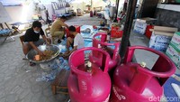 Mereka menyiapkan semua masakan mulai pukul 02.00 WIB hingga 17.00 WIB.