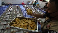 Relawan menyiapkan makan untuk warga yang isoman. Sebagai contoh, seluruh wilayah DKI Jakarta berstatus PPKM level 4. Begitu pula di daerah penyangga seperti Kota Tangerang Selatan, Kota Tangerang, Kota Depok, Kota Bekasi, Kabupaten Bekasi, dan Kota Bogor. Agung Mardika/detikcom