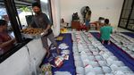 Mengintip Dapur Umum untuk Warga yang Dikarantina