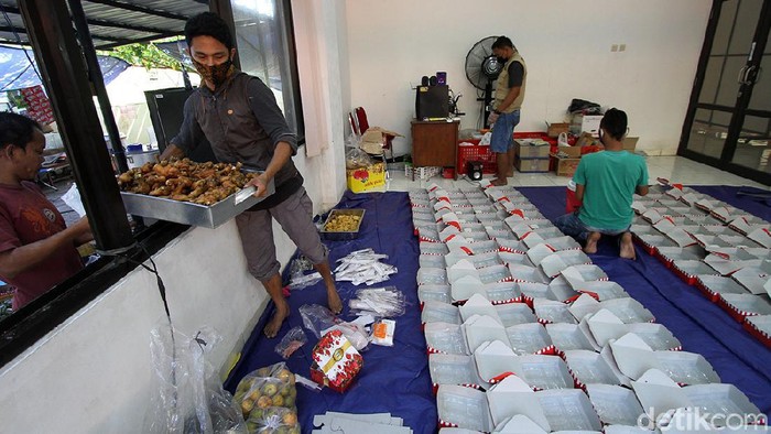 Relawan Tagana dan Dinas Sosial telah membuat dapur umum di Solo, Jawa Tengah, Senin (19/7). Dapar umum itu memasak makanan untuk warga yang sedang dikarantina.