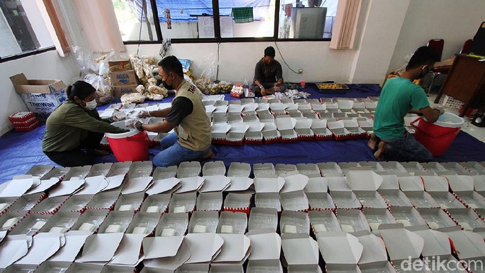 Relawan Tagana dan Dinas Sosial telah membuat dapur umum di Solo, Jawa Tengah, Senin (19/7). Dapar umum itu memasak makanan untuk warga yang sedang dikarantina.