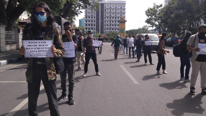 Demo pemilik warkop di Medan (Datuk-detikcom)