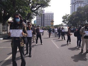 Pembeli Anjlok Saat PPKM, Pemilik Warkop Demo Sambil Jualan di Medan