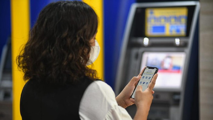 Dorong Digital Banking Saat PPKM Darurat Seorang nasabah PT Bank Tabungan Negara (Persero) Tbk. sedang mengakses layanan mobile banking Bank BTN di Jakarta, Senin (19/7). Dalam rangka mendukung Pemerintah menekan laju penularan Covid-dengan Pemberlakuan Pembatasan Kegiatan Masyarakat (PPKM) yang masih terus diterapkan, Bank BTN mengoptimalkan layanan digital banking, seperti mobile banking, internet banking serta ATM. Bank BTN juga menambah fitur Cardless Withdrawal, dimana nasabah dapat melakukan transaksi tarik tunai tanpa kartu di ATM, serta QRIS, fitur yang memudahkan nasabah bertransaksi dengan memindai QR Code melalui aplikasi mobile banking BTN. Jumlah transaksi mobile banking Bank BTN tercatat melonjak hingga 52% yoy menjadi 65,62 juta transaksi pada bulan Juni 2021 atau naik dari 43,14 juta transaksi pada Juni 2020.