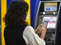 Tarik Tunai Tanpa Kartu Kini Bisa Beda Bank!
