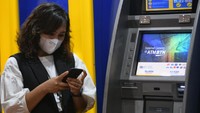 Bank BTN juga menambah  fitur Cardless Withdrawal, dimana nasabah dapat melakukan transaksi tarik tunai tanpa kartu di ATM, serta QRIS, fitur yang memudahkan nasabah bertransaksi dengan  memindai QR Code melalui aplikasi mobile banking BTN. Jumlah transaksi mobile banking Bank BTN tercatat melonjak hingga 52% yoy menjadi 65,62 juta transaksi pada bulan Juni 2021 atau naik dari 43,14 juta transaksi pada Juni 2020. dok. Bank BTN