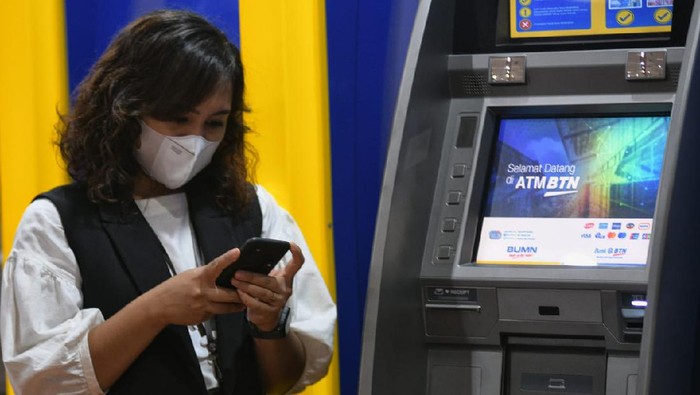 Dorong Digital Banking Saat PPKM Darurat Seorang nasabah PT Bank Tabungan Negara (Persero) Tbk. sedang mengakses layanan mobile banking Bank BTN di Jakarta, Senin (19/7). Dalam rangka mendukung Pemerintah menekan laju penularan Covid-dengan Pemberlakuan Pembatasan Kegiatan Masyarakat (PPKM) yang masih terus diterapkan, Bank BTN mengoptimalkan layanan digital banking, seperti mobile banking, internet banking serta ATM. Bank BTN juga menambah fitur Cardless Withdrawal, dimana nasabah dapat melakukan transaksi tarik tunai tanpa kartu di ATM, serta QRIS, fitur yang memudahkan nasabah bertransaksi dengan memindai QR Code melalui aplikasi mobile banking BTN. Jumlah transaksi mobile banking Bank BTN tercatat melonjak hingga 52% yoy menjadi 65,62 juta transaksi pada bulan Juni 2021 atau naik dari 43,14 juta transaksi pada Juni 2020.