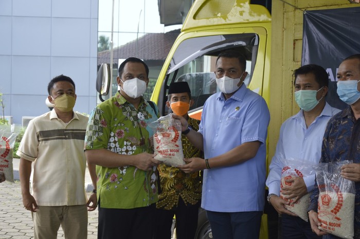DPRD Kabupaten Bogor Sumbang 60 Ton Beras ke Warga Terdampak Pandemi