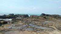 Cekungan di batu karang berbentuk tungku atau hawu dalam bahasa sunda