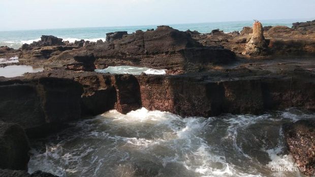 Cekungan pada batu karang jadi ciri khas Pantai Karang Hawu