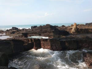Eksotisme Batu Karang Pantai Karang Hawu Sukabumi