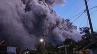 Begini penampakan terkini Gunung Sinabung yang memuntahkan material vulkanik.