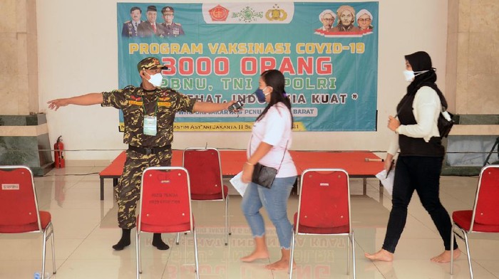 Ketua PWNU DKI Jakarta KH. Samsul Ma'arif (kiri) bersama Sekretaris Jenderal Pengurus Besar Nahdlatul Ulama H Ahmad Helmy Faishal Zaini, Wakalpolri Komjen Gatot Eddy Pramono dan Ketua satgas covid 19 Nu sehat PWNU DKI, H.Tahyudin Aditya (kiri belakang) 
menggelar Program Vaksinasi COVID-19 untuk 3000 Orang dengan tema 