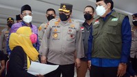 Ketua PWNU DKI Jakarta KH. Samsul Maarif bersama Sekretaris Jenderal Pengurus Besar Nahdlatul Ulama H Ahmad Helmy Faishal Zaini, Wakalpolri Komjen Gatot Eddy Pramono dan Ketua satgas COVID-19 NU sehat PWNU DKI, H.Tahyudin Aditya saat meninjau gelaran Program Vaksinasi COVID-19 untuk 3000 Orang. dok. PWNU
