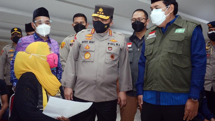 Genjot Vaksinasi Guna Capai Herd Imunity Ketua PWNU DKI Jakarta KH. Samsul Ma'arif (kiri) bersama Sekretaris Jenderal Pengurus Besar Nahdlatul Ulama H Ahmad Helmy Faishal Zaini, Wakalpolri Komjen Gatot Eddy Pramono dan Ketua satgas covid 19 Nu sehat PWNU DKI, H.Tahyudin Aditya (kiri belakang)
menggelar Program Vaksinasi COVID-19 untuk 3000 Orang dengan tema