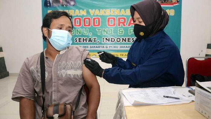Genjot Vaksinasi Guna Capai Herd Imunity Ketua PWNU DKI Jakarta KH. Samsul Ma'arif (kiri) bersama Sekretaris Jenderal Pengurus Besar Nahdlatul Ulama H Ahmad Helmy Faishal Zaini, Wakalpolri Komjen Gatot Eddy Pramono dan Ketua satgas covid 19 Nu sehat PWNU DKI, H.Tahyudin Aditya (kiri belakang)
menggelar Program Vaksinasi COVID-19 untuk 3000 Orang dengan tema