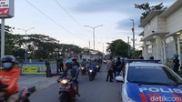 Salah satu pengendara arah Madura, Heru (34) mengatakan, ia memang sengaja toron ke Madura saat sore hari. Sebab, saat pagi atau siang, ia bekerja terlebih dahulu.