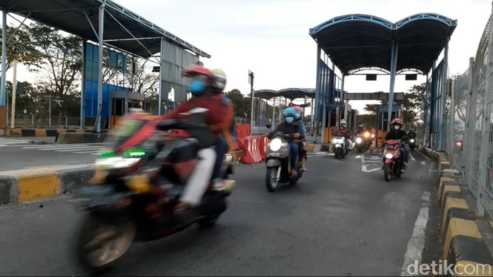 H-1 Idul Adha, Warga Mulai Ramai Lewati Suramadu H-1 Hari Raya Idul Adha, banyak masyarakat yang mulai melakukan toron. Di Jembatan Suramadu dari Surabaya menuju Madura mulai ramai.