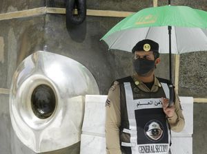Titik Hajar Aswad Masih Ditutup, Apa Hukum Menciumnya saat Thawaf?